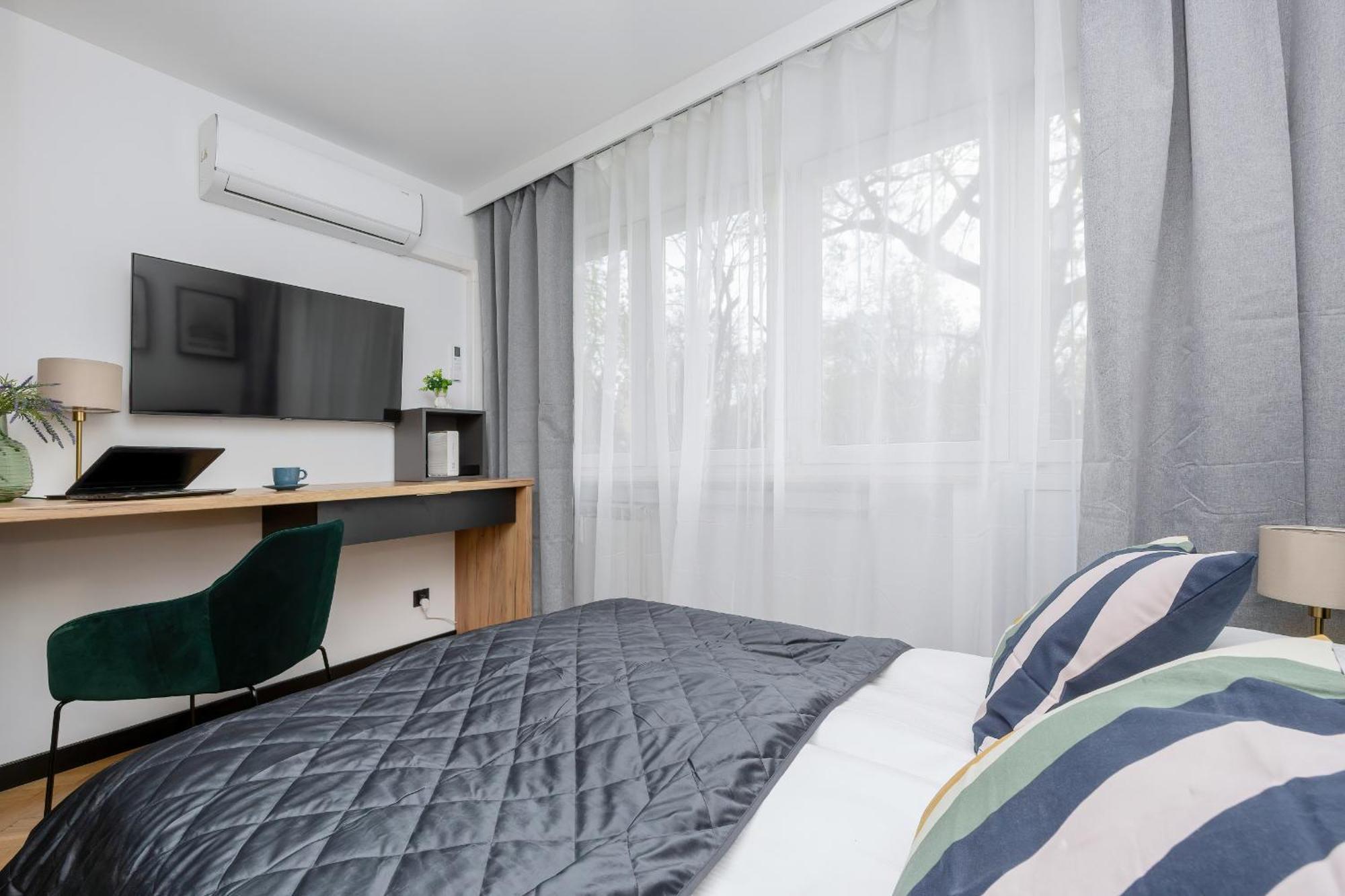 Modern Black & Wooden Apartment Warsaw Near The Airport By Noclegi Renters Exterior photo